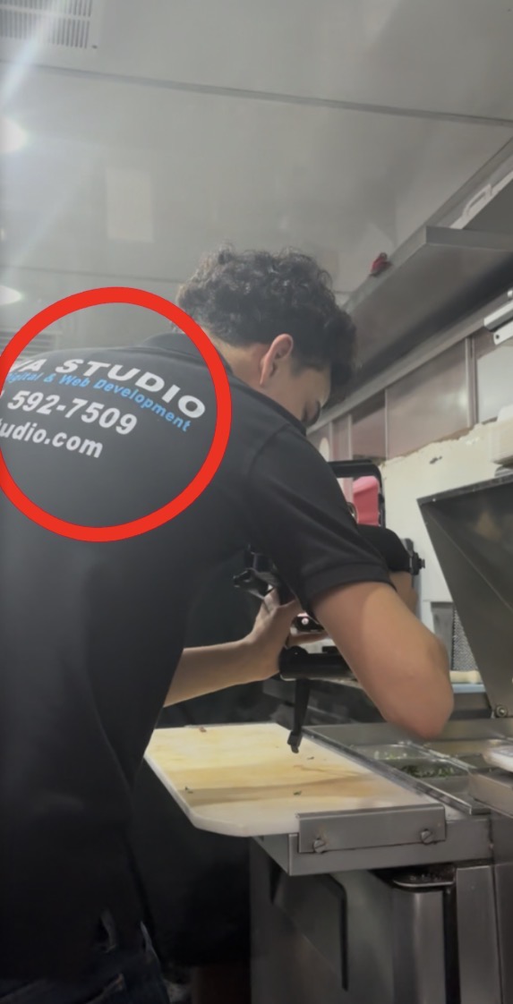 Grabando la preparación de platos dentro de un food truck