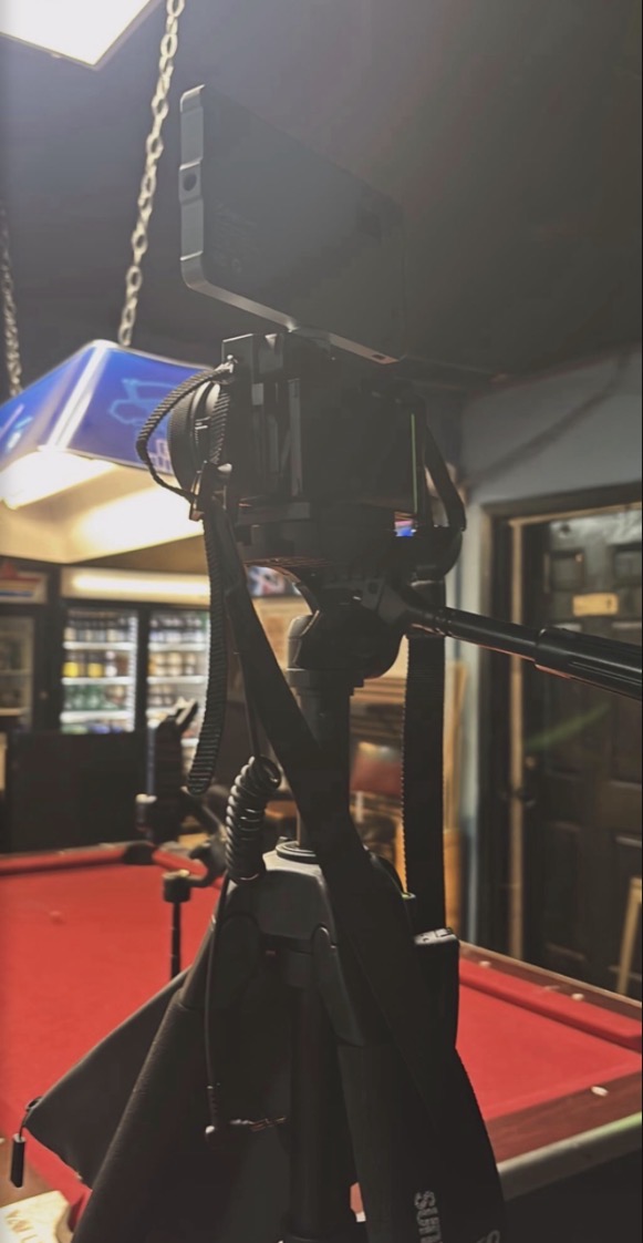 Cámara y monitor montados en trípode durante una grabación
