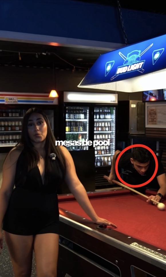 Producción de contenido en un local con mesas de pool